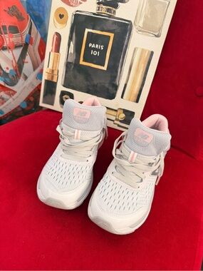 New Balance Light Gray & Pink Women's Athletic Sneakers